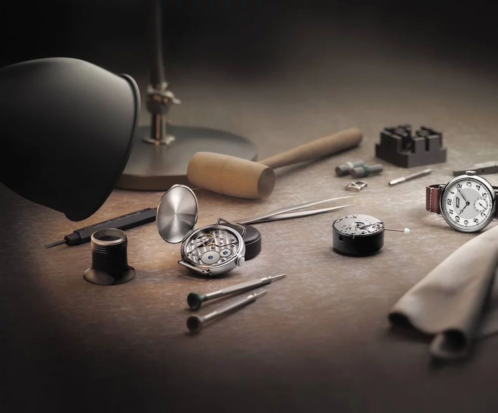 Werkbank met gereedschap voor horlogereparatie