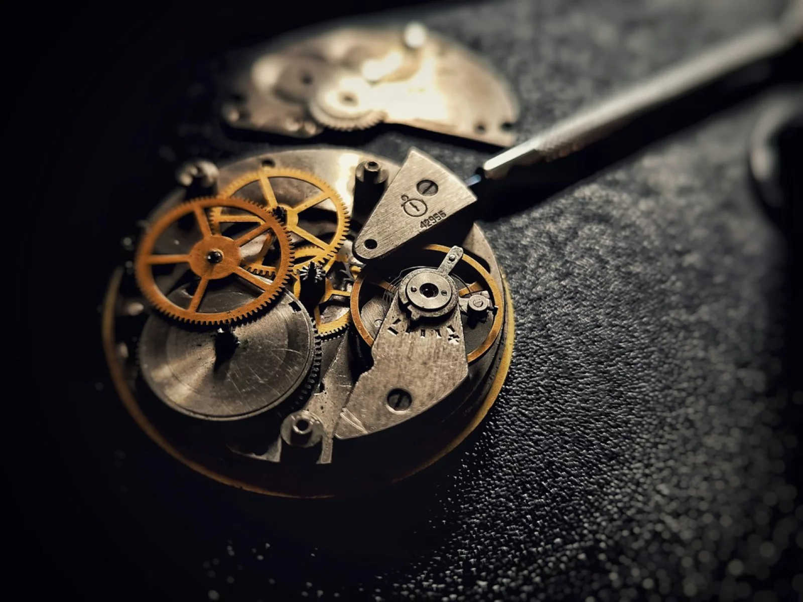 Opengewerkt uurwerk van een horloge