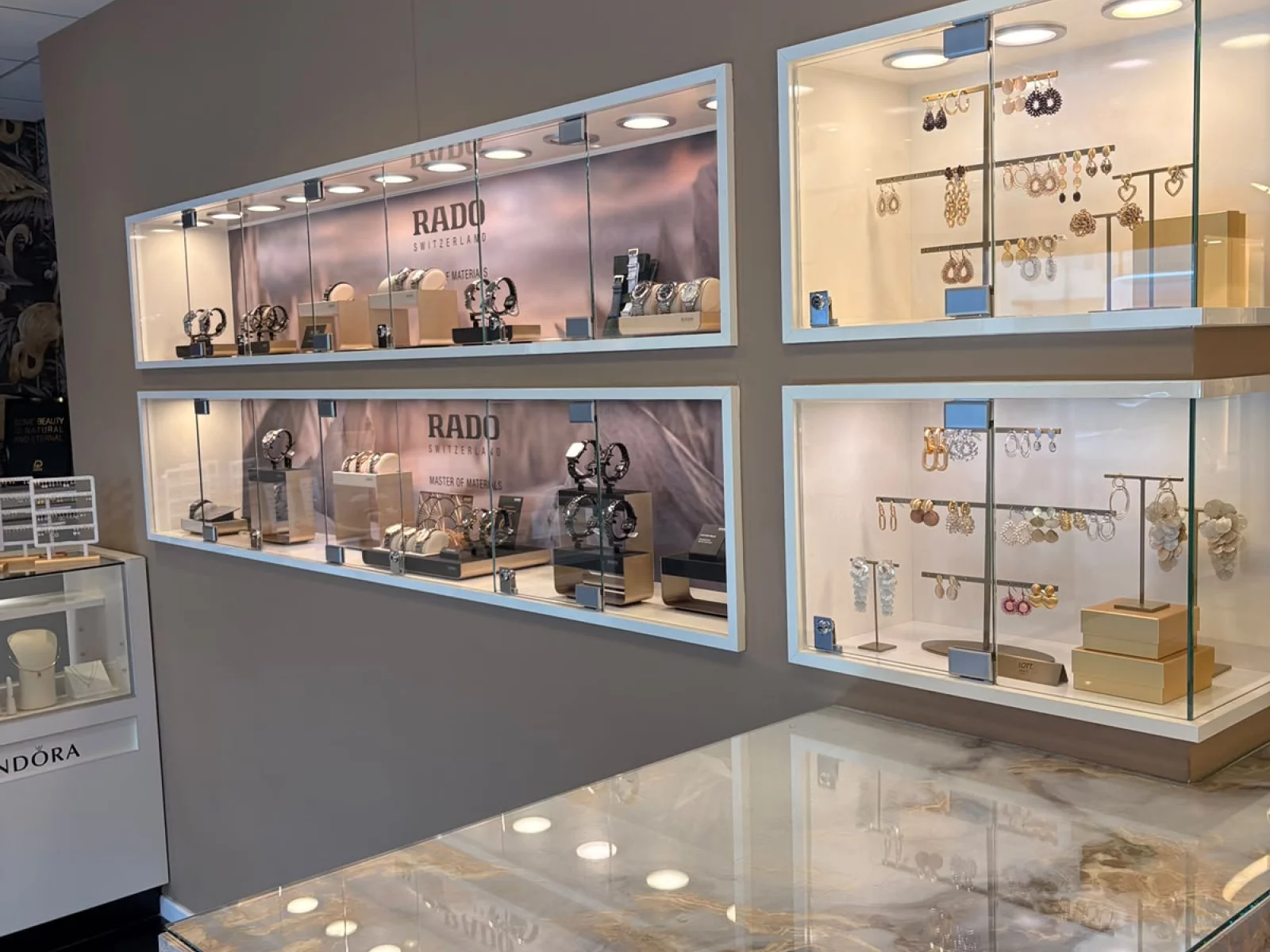 De vitrines in de winkel, rechts de oorsieraden