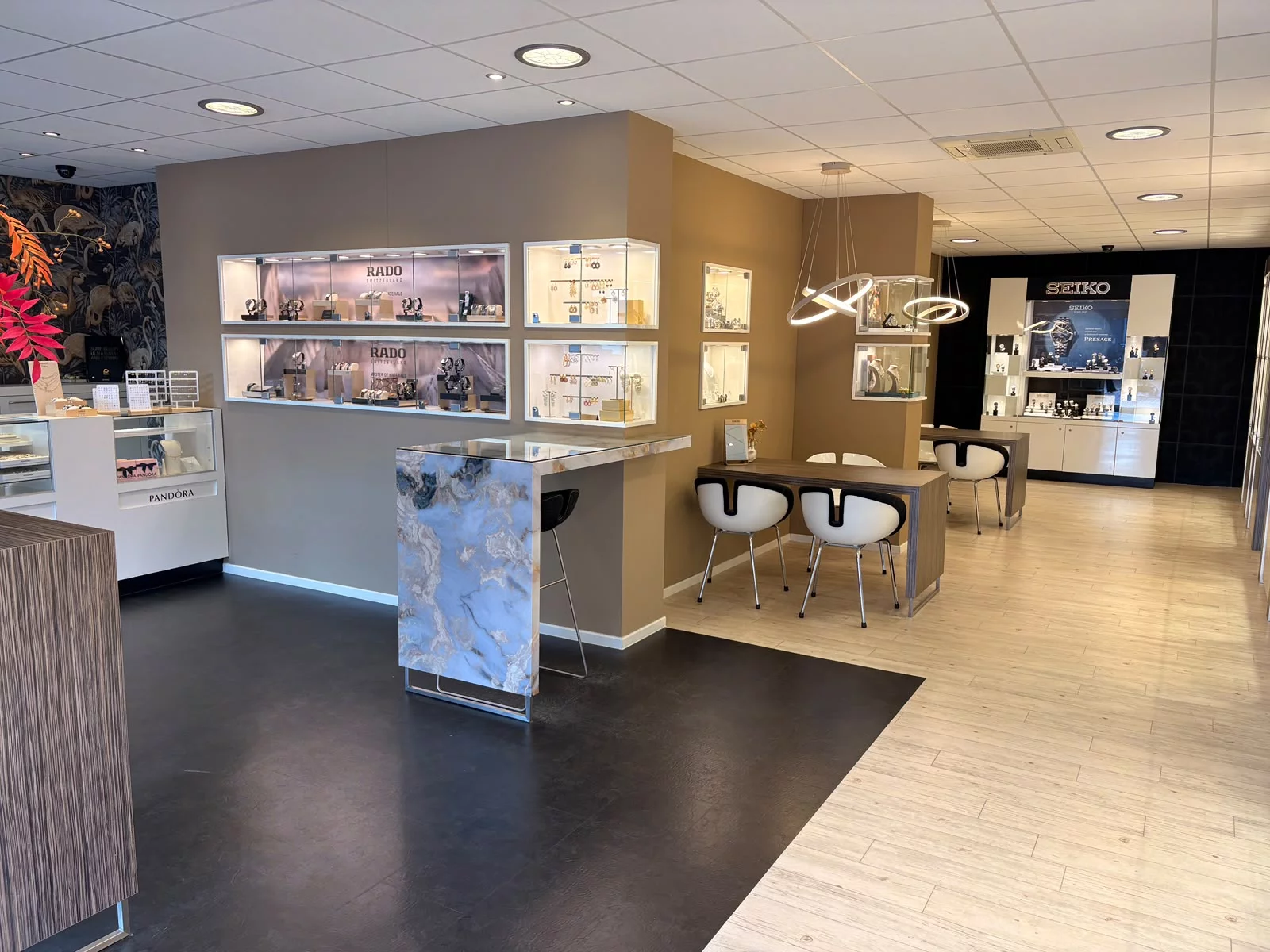 Zicht in de winkel aan de Stationsstraat