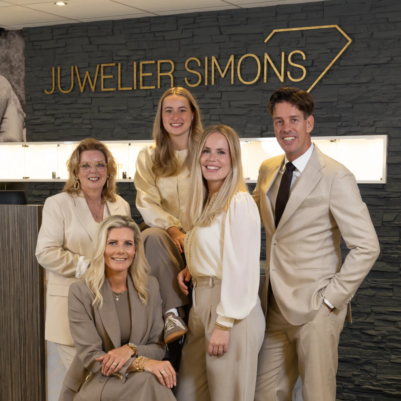 Joost, Jessica en het team voor de leisteenmuur in de winkel