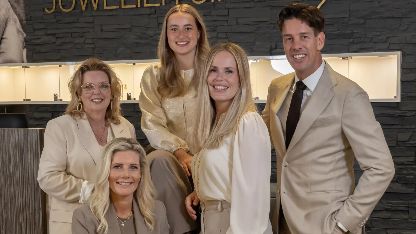 Het team van Juwelier Simons voor de vitrines