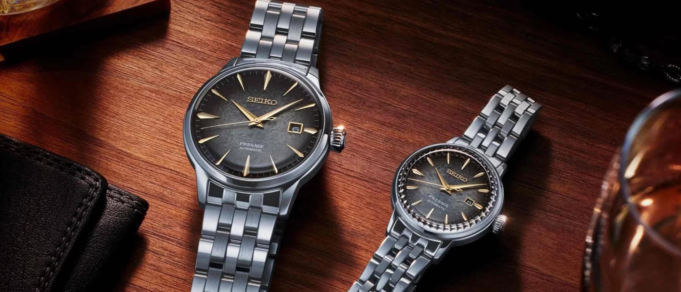 Twee horloges op een houten blad