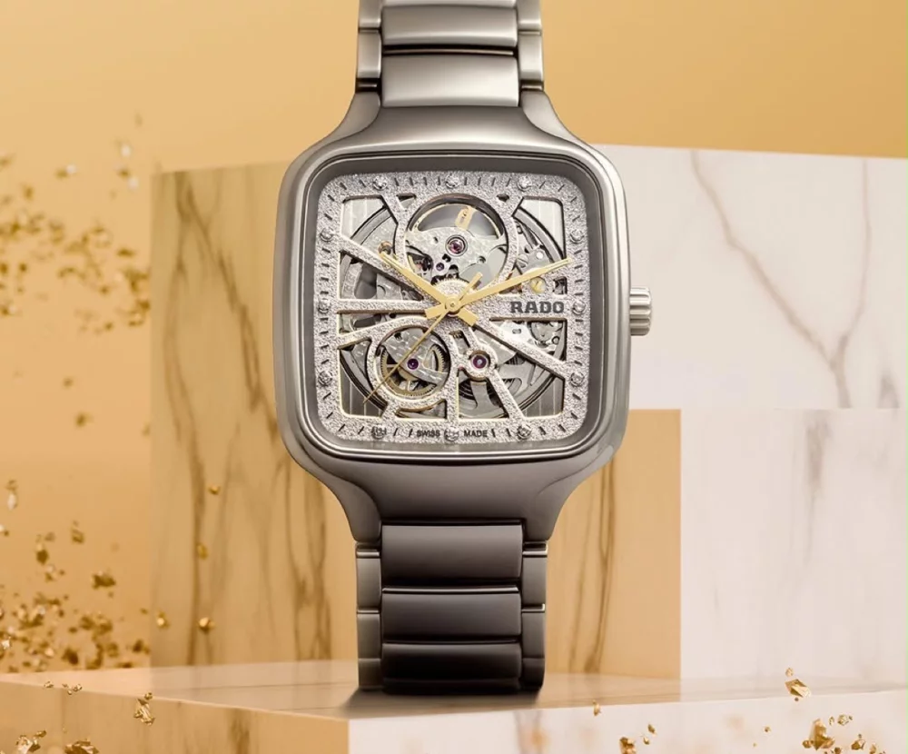 Horloge met open uurwerk