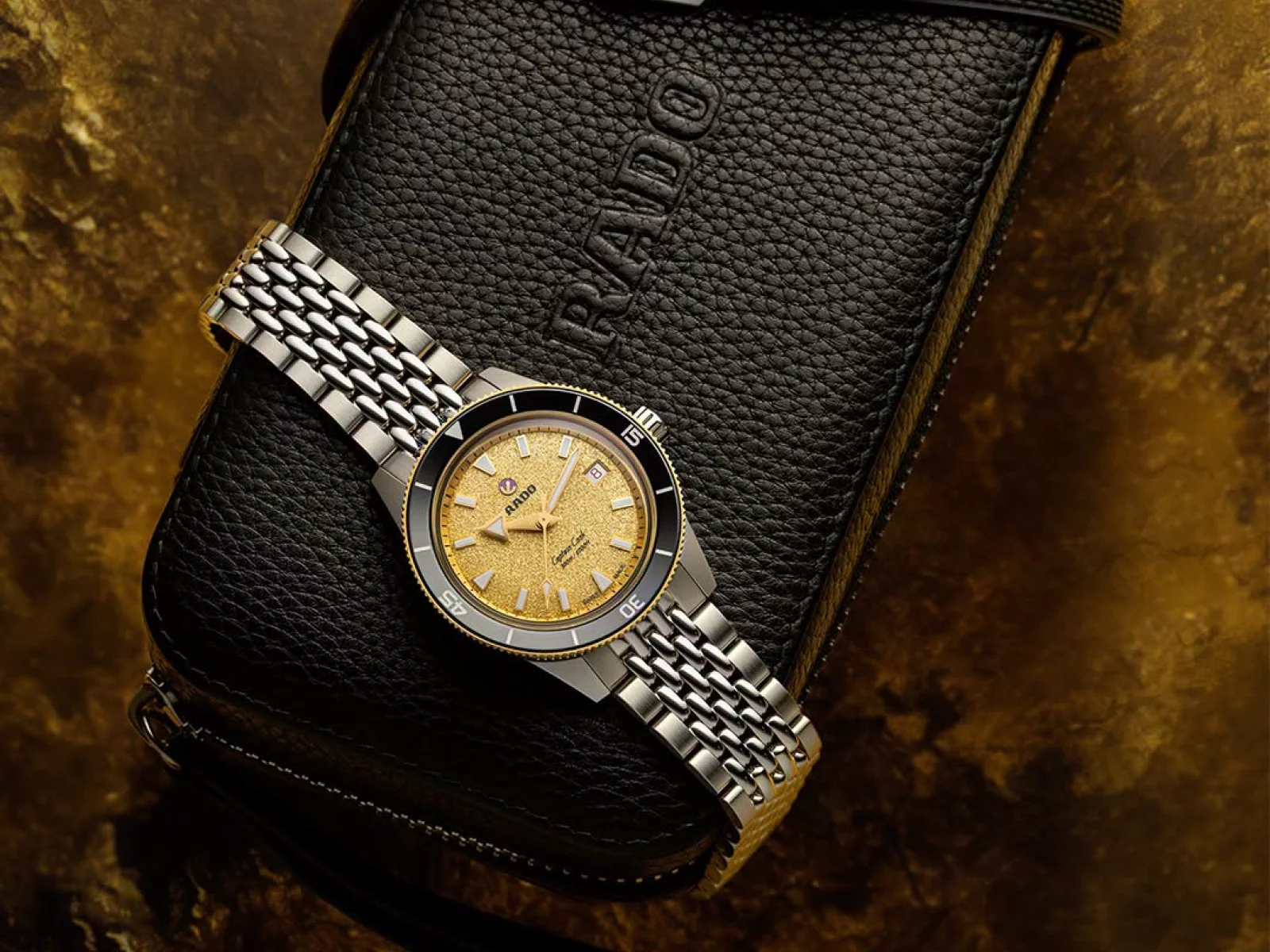 Horloge met gouden wijzerplaat op een leren horlogedoosje
