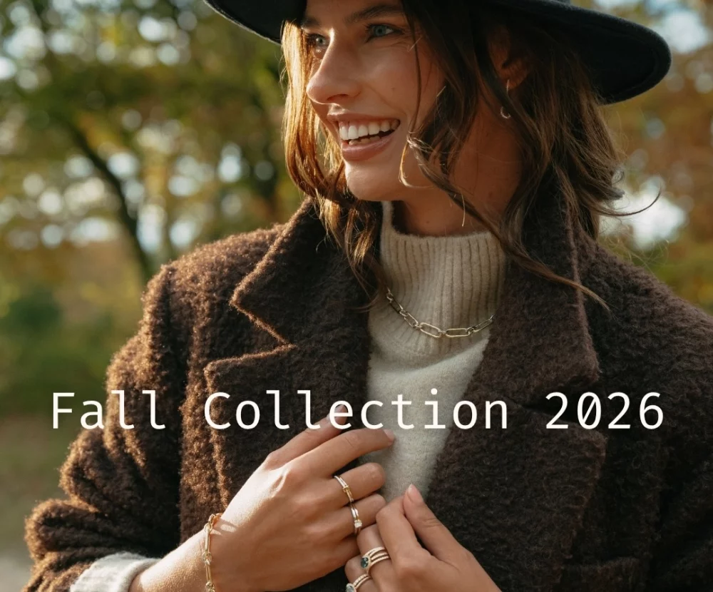 Fall Collection 2026: vrouw met hoed en gouden sieraden
