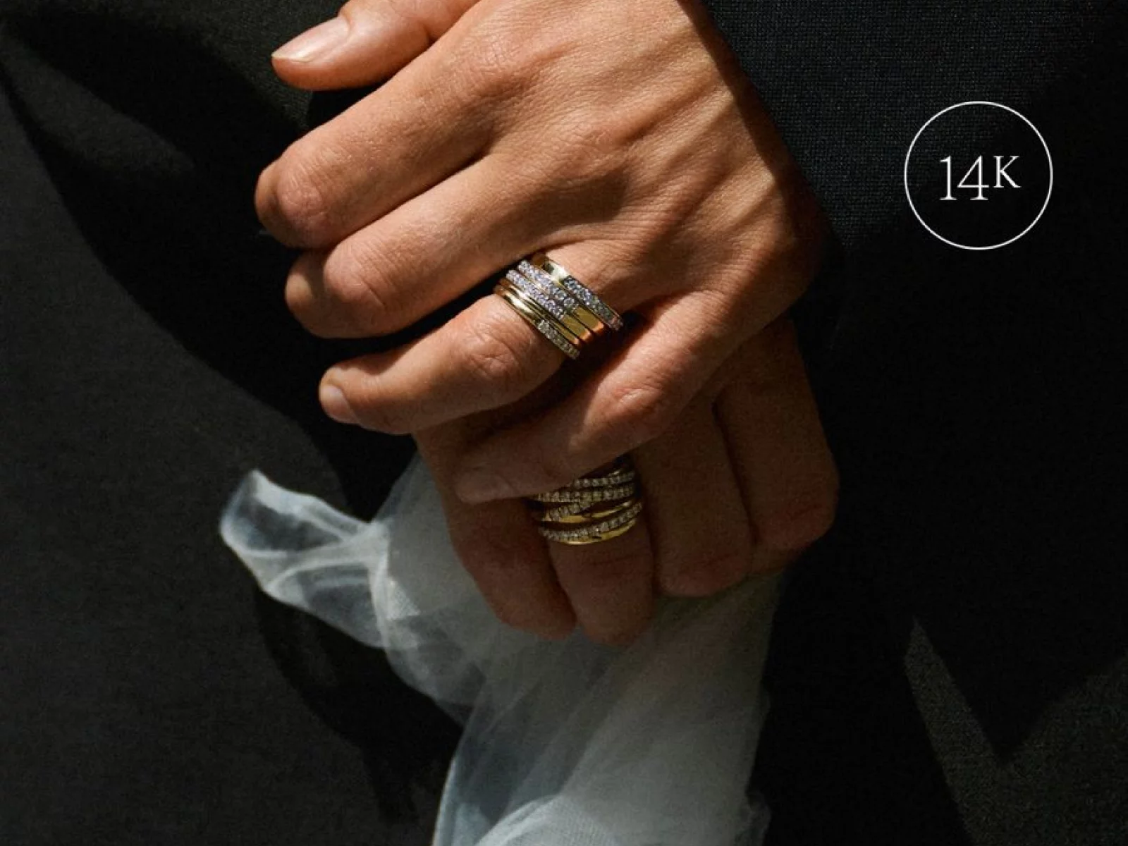Verlovingsring met diamant aan een hand met een witte zakdoek